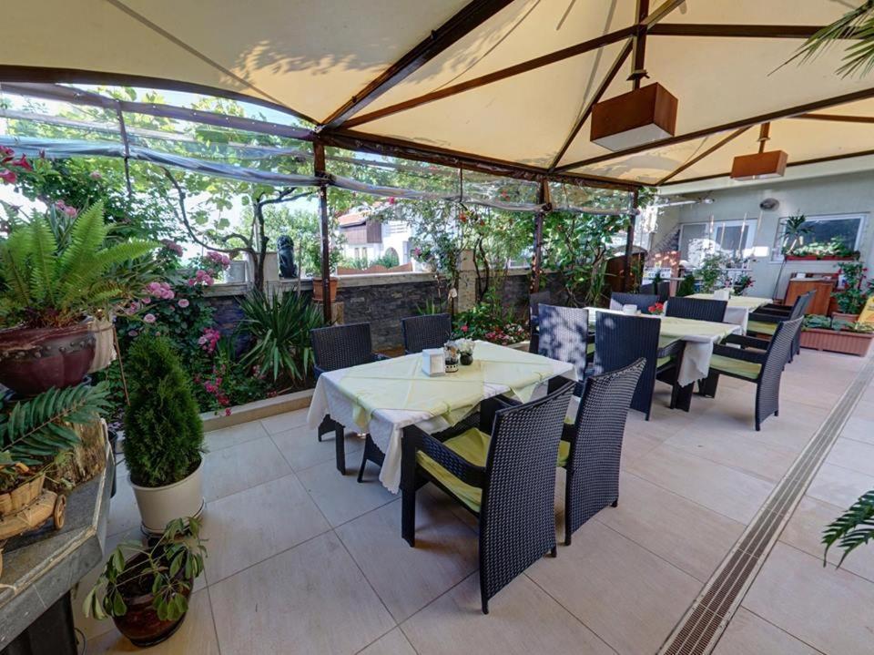 Family Hotel Gogov Sinemoretz Bagian luar foto